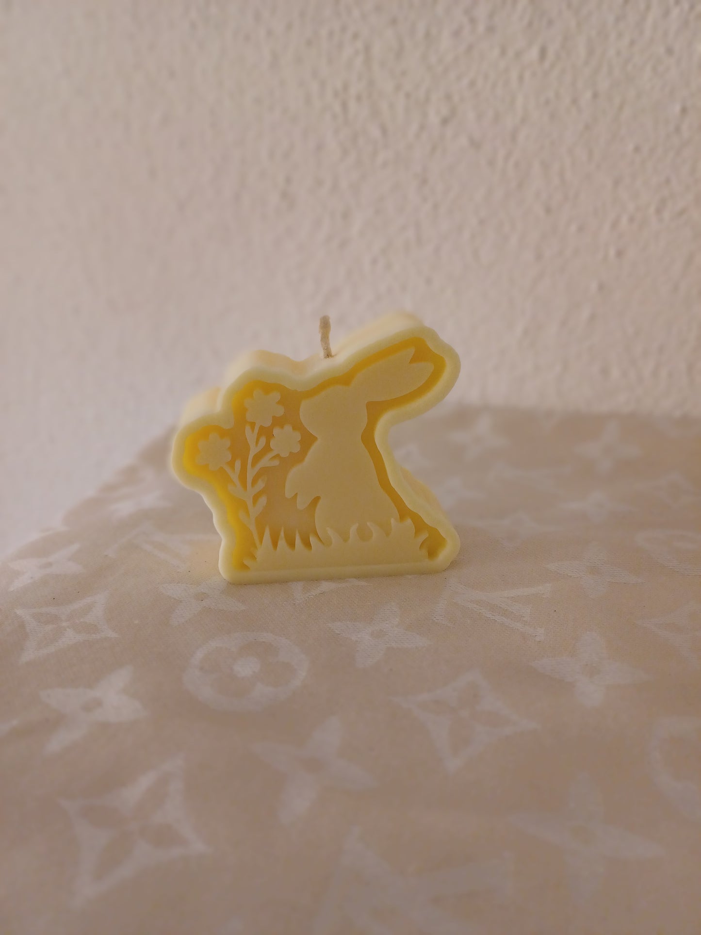 Hase auf Blumenwiese