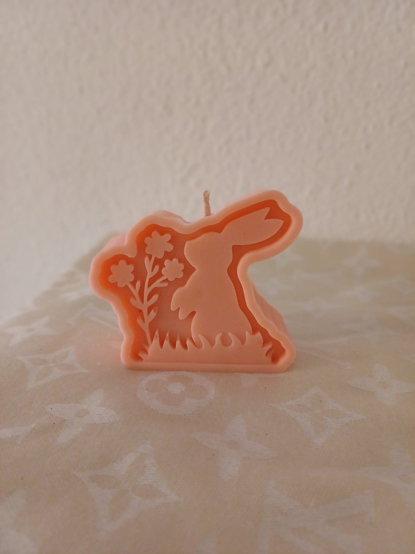 Hase auf Blumenwiese