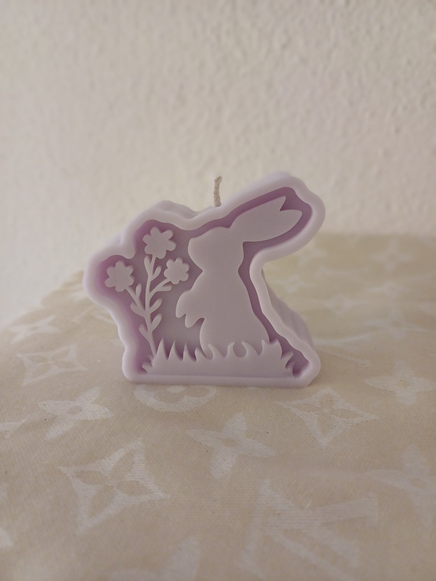 Hase auf Blumenwiese